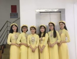 Áo dài bưng quả nữ vàng cúc kết hoa gương