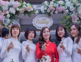 Áo dài bưng quả gấm trắng