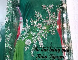 Áo dài mẹ xanh rêu kết đá