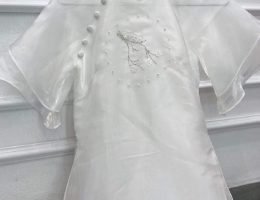 Áo dài bưng quả hoa mộc miên màu trắng